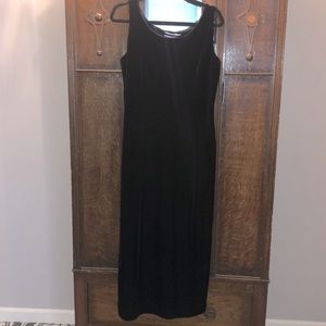 Black sleeveless velvet maxi dress